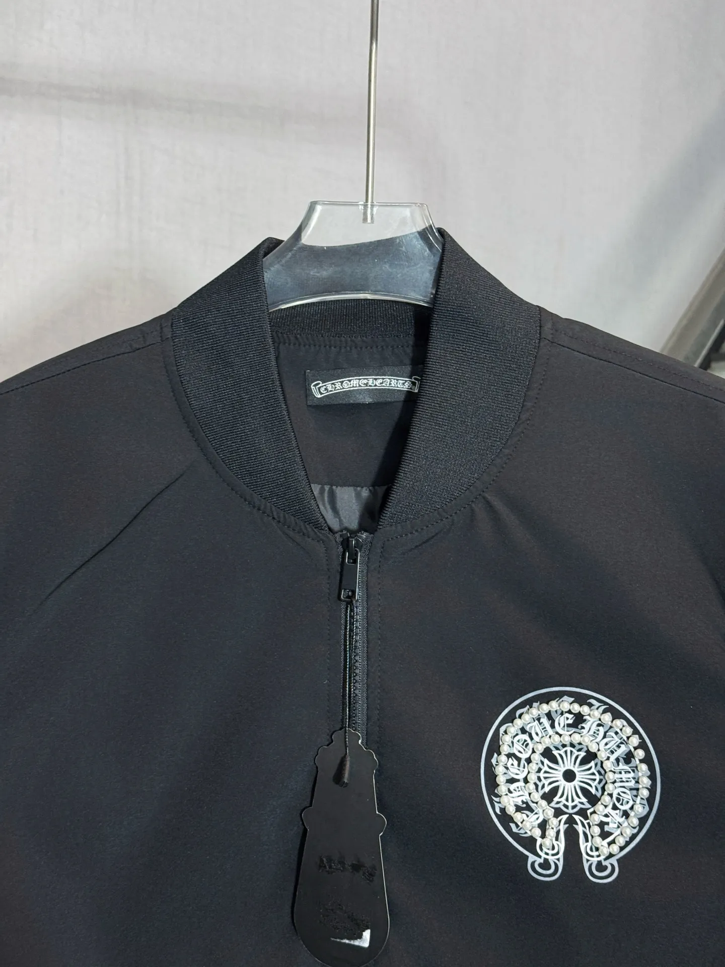 P320 model number: HE361 Chromehearts-Chrome Hearts Pearl Sanskrit Baseball Jacket The fabric is made of precision fine-grain woven fabric, which makes the upper body comfortable and light, and feels smooth and delicate. The collar, hem, and cuffs are made of counter-dyed elastic threads. The pattern on the chest and back is first printed with imported direct injection and full-bead drilling. The clothing pattern is complex in workmanship and has a strong texture, which highlights the overall characteristics of the clothing. The style is improved. Custom-made resin sliders and zippers are made by a large factory. The three standards are complete. The same style for men and women. Match it as you like. Feel free to buy it.  Color: Black Size: S M L XL